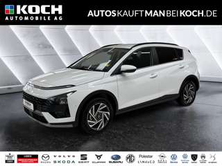 Schräge Frontansicht auf einen Hyundai Bayon , freigestellt