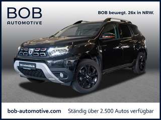 Schräge Frontansicht auf einen Dacia Duster , freigestellt