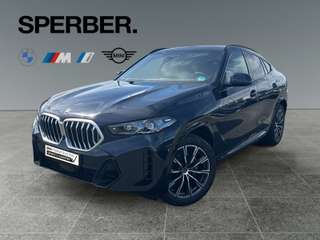 Schräge Frontansicht auf einen BMW X6 , freigestellt