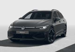 Schräge Frontansicht auf einen Volkswagen Golf , freigestellt