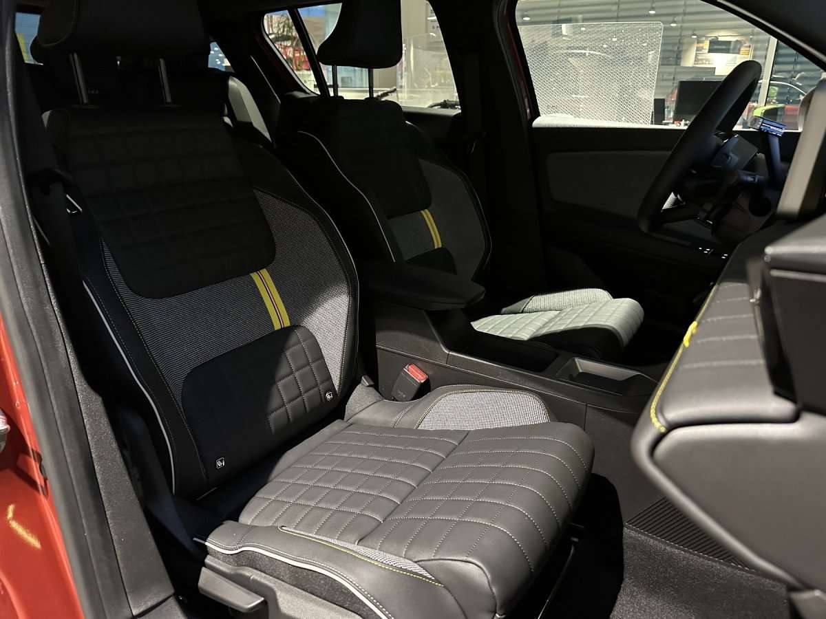 Fahrzeugbild eines Renault 4 E-TECH