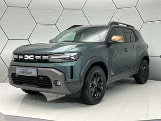 Schräge Frontansicht auf einen Dacia Duster , freigestellt