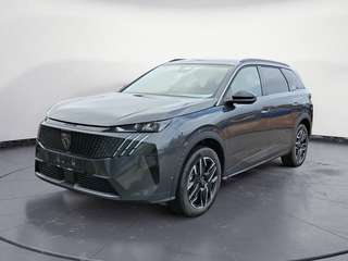 Schräge Frontansicht auf einen Peugeot 5008 , freigestellt