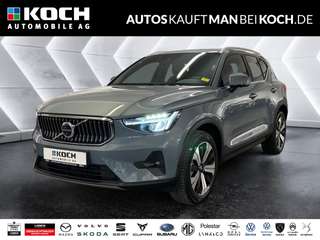Schräge Frontansicht auf einen Volvo XC40 , freigestellt