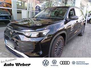 Schräge Frontansicht auf einen Volkswagen Tayron , freigestellt