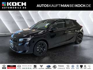 Schräge Frontansicht auf einen Opel Corsa , freigestellt