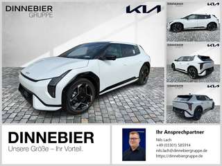 Schräge Frontansicht auf einen Kia EV4 , freigestellt