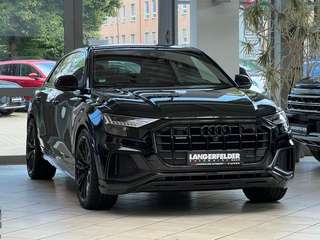 Schräge Frontansicht auf einen Audi Q8 , freigestellt