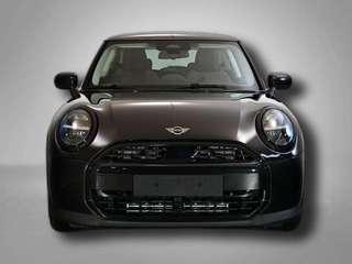 Schräge Frontansicht auf einen MINI COOPER , freigestellt
