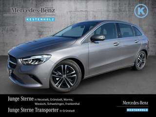 Schräge Frontansicht auf einen Mercedes-Benz B-Klasse , freigestellt