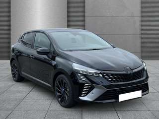 Schräge Frontansicht auf einen Renault Clio , freigestellt