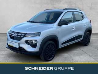 Schräge Frontansicht auf einen Dacia Spring , freigestellt