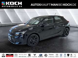 Schräge Frontansicht auf einen Opel Corsa , freigestellt