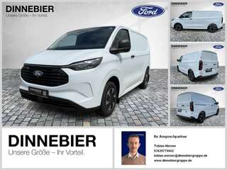 Schräge Frontansicht auf einen Ford Transit Custom , freigestellt