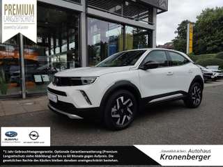 Schräge Frontansicht auf einen Opel Mokka , freigestellt