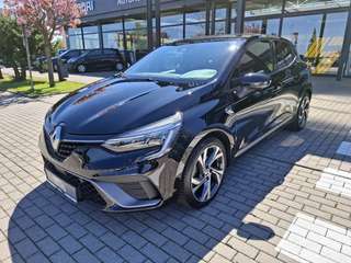 Schräge Frontansicht auf einen Renault Clio , freigestellt