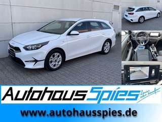 Schräge Frontansicht auf einen Kia cee'd , freigestellt