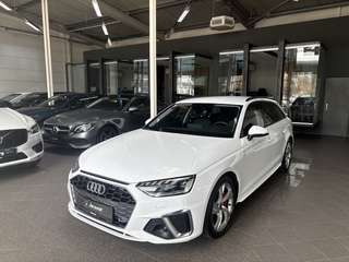 Schräge Frontansicht auf einen Audi A4 , freigestellt