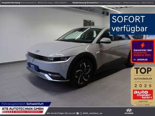 Schräge Frontansicht auf einen Hyundai IONIQ 5 , freigestellt