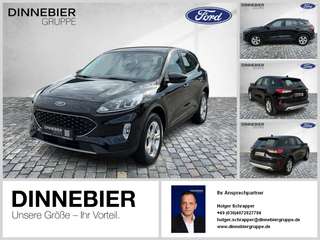 Schräge Frontansicht auf einen Ford Kuga , freigestellt