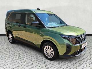 Schräge Frontansicht auf einen Ford Tourneo Courier , freigestellt
