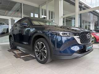 Schräge Frontansicht auf einen Mazda CX-5 , freigestellt