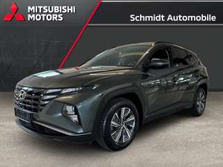 Schräge Frontansicht auf einen Hyundai Tucson , freigestellt