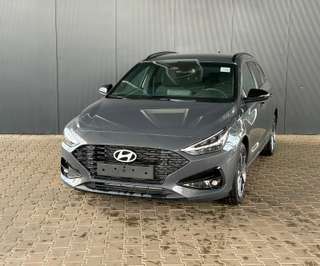 Schräge Frontansicht auf einen Hyundai i30 , freigestellt
