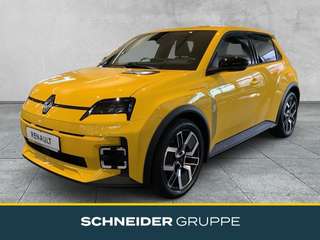 Schräge Frontansicht auf einen Renault 5 E-TECH , freigestellt
