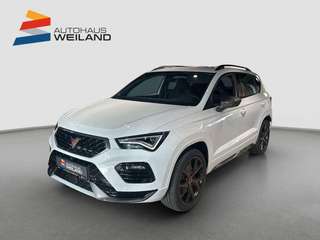 Schräge Frontansicht auf einen CUPRA Ateca , freigestellt
