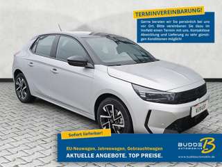 Schräge Frontansicht auf einen Opel Corsa , freigestellt