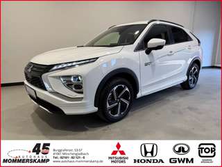 Schräge Frontansicht auf einen Mitsubishi Eclipse Cross , freigestellt