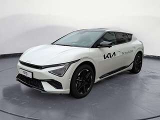 Schräge Frontansicht auf einen Kia EV6 , freigestellt