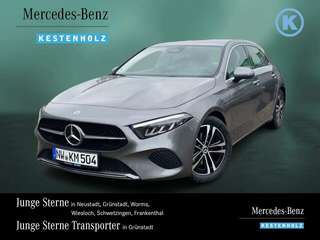 Schräge Frontansicht auf einen Mercedes-Benz A-Klasse , freigestellt