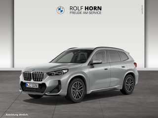 Schräge Frontansicht auf einen BMW X1 , freigestellt