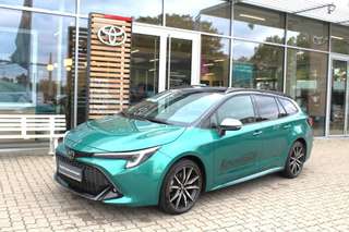 Schräge Frontansicht auf einen Toyota Corolla , freigestellt