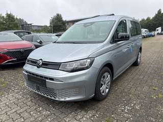 Schräge Frontansicht auf einen Volkswagen Caddy , freigestellt