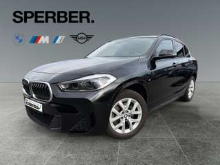 Schräge Frontansicht auf einen BMW X2 , freigestellt