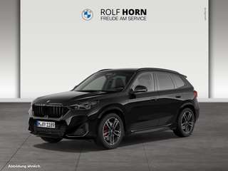 Schräge Frontansicht auf einen BMW X1 , freigestellt
