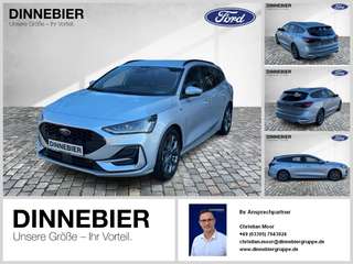Schräge Frontansicht auf einen Ford Focus , freigestellt