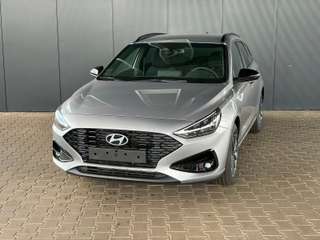 Schräge Frontansicht auf einen Hyundai i30 , freigestellt