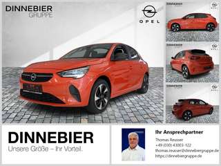 Schräge Frontansicht auf einen Opel Corsa , freigestellt