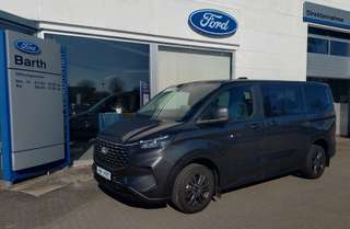 Schräge Frontansicht auf einen Ford Tourneo Custom , freigestellt