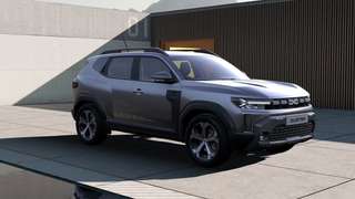 Schräge Frontansicht auf einen Dacia Duster , freigestellt