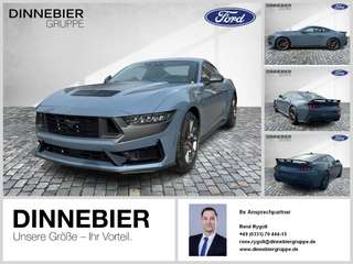 Schräge Frontansicht auf einen Ford Mustang , freigestellt