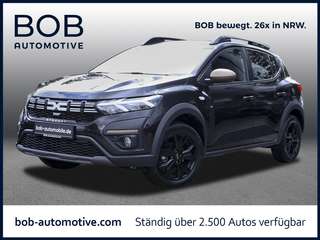 Schräge Frontansicht auf einen Dacia Sandero , freigestellt