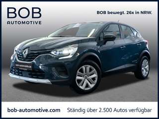 Schräge Frontansicht auf einen Renault Captur , freigestellt