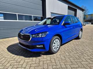 Schräge Frontansicht auf einen Skoda Fabia , freigestellt
