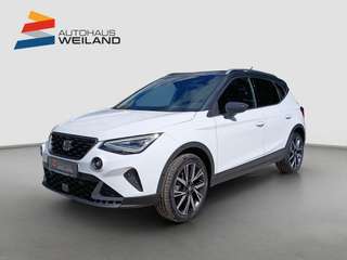 Schräge Frontansicht auf einen SEAT Arona , freigestellt