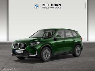 Schräge Frontansicht auf einen BMW iX1 , freigestellt
